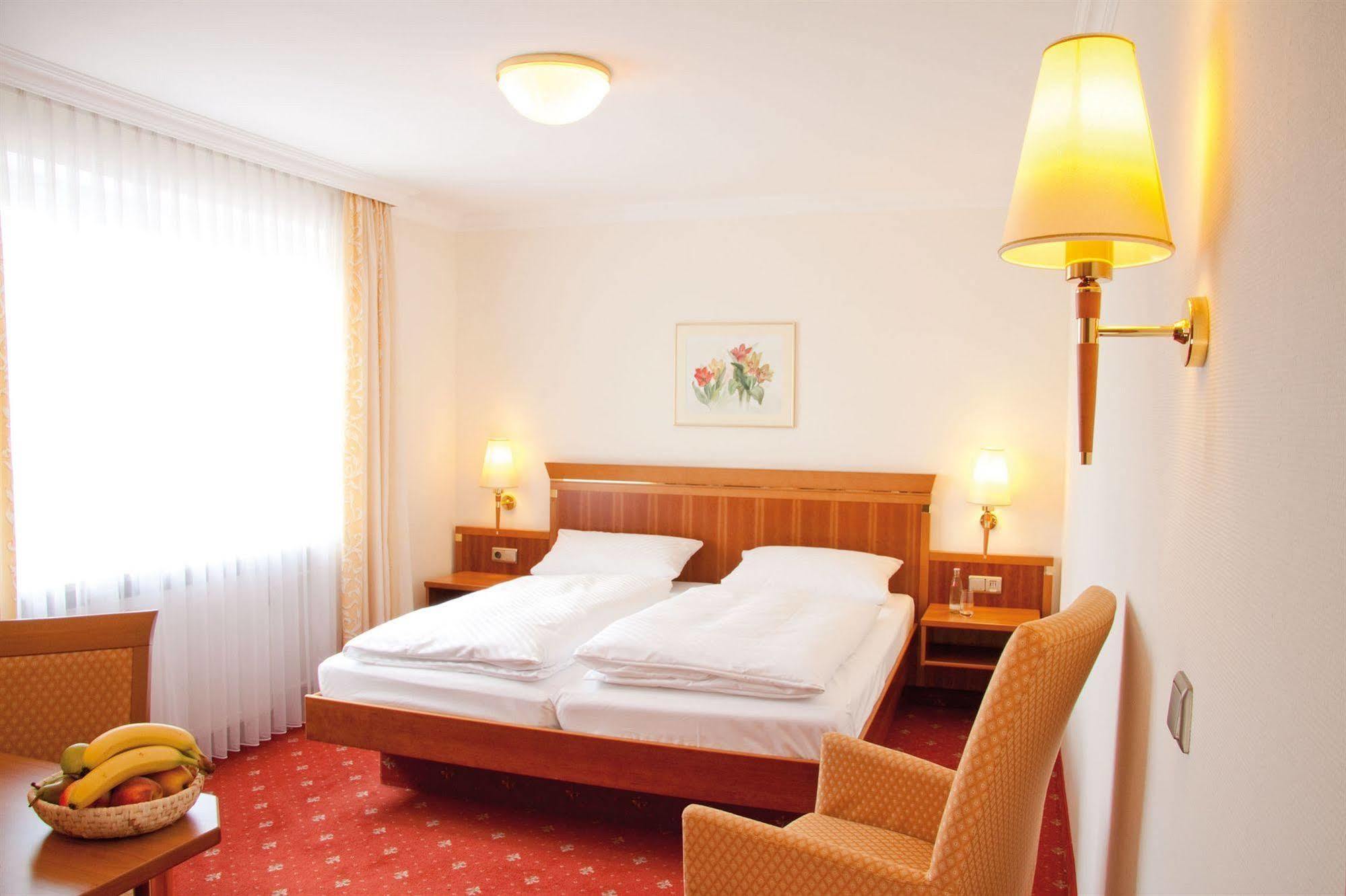 Hotel Am Schlosspark Zum Kurfuerst Oberschleißheim Εξωτερικό φωτογραφία