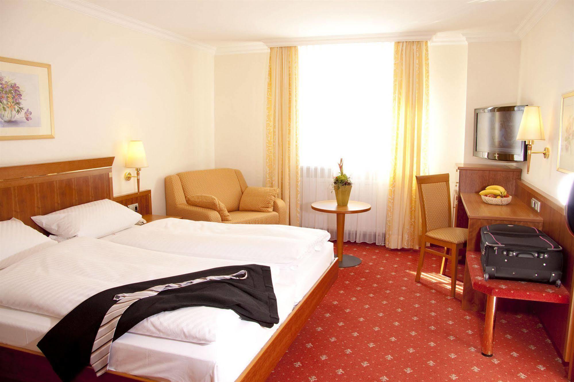 Hotel Am Schlosspark Zum Kurfuerst Oberschleißheim Εξωτερικό φωτογραφία