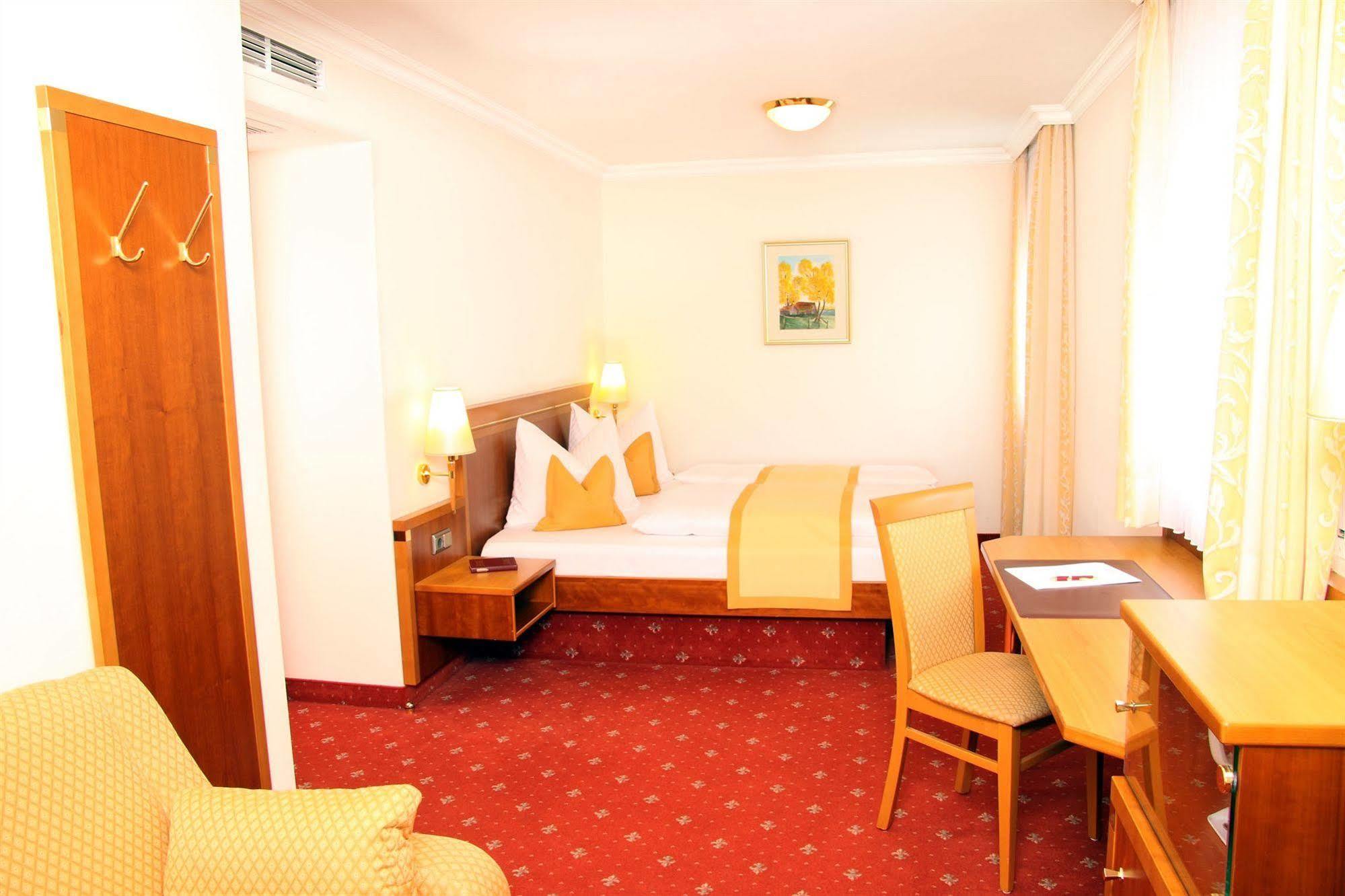 Hotel Am Schlosspark Zum Kurfuerst Oberschleißheim Εξωτερικό φωτογραφία
